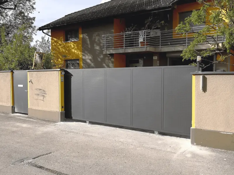 Dvoriščna vrata z vhodnimi vratci