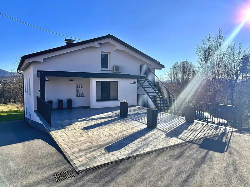 Nadstrešek, stopnice in ograja na stanovanjski hiši
