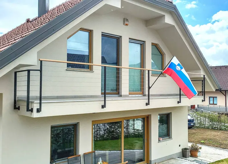 Balkonska ograja z jeklenicami in lesenim ročajem