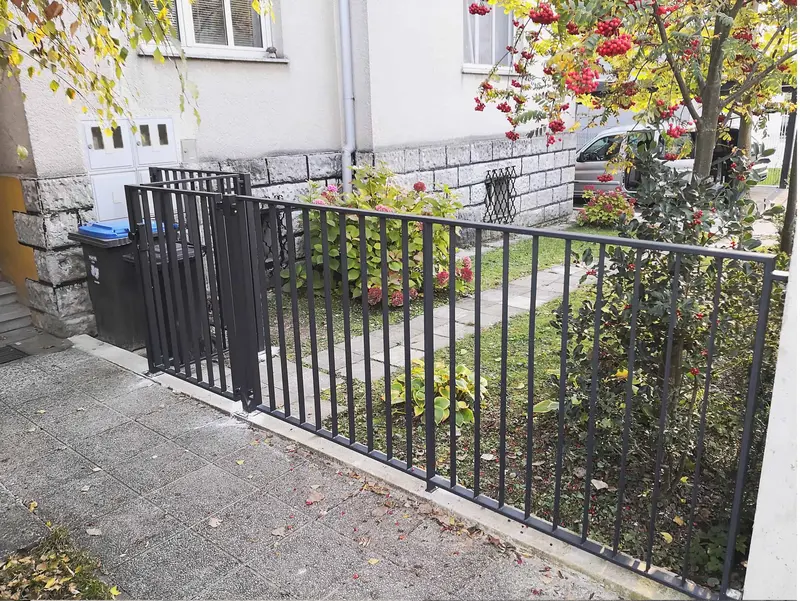 Ograja iz ploščatega jekla ob hiši