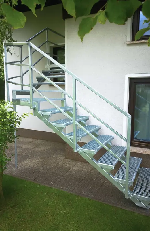 Zunanje jeklene stopnice z ograjo