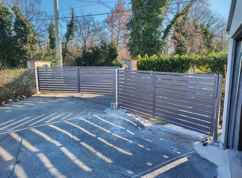 Drsna dvoriščna vrata, aluminij in jeklo